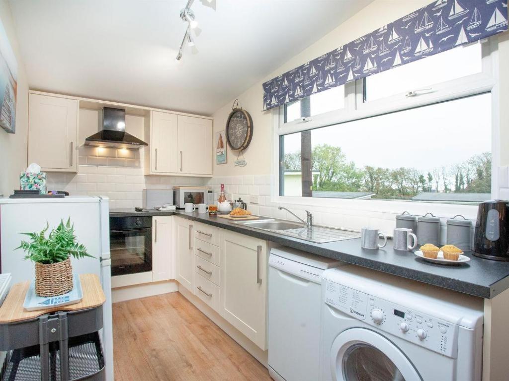 Sunnydaze-Detached Chalet With 2 Bedrooms And 2 Bathrooms And Private Parking Outside Door Dartmouth Luaran gambar
