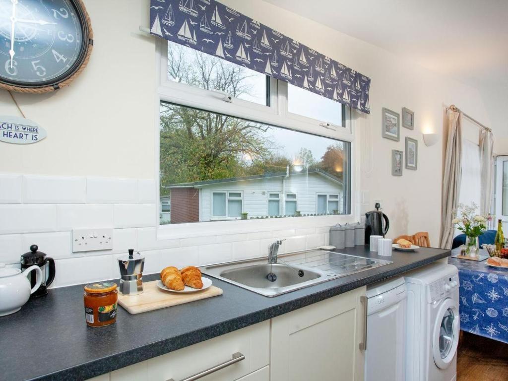 Sunnydaze-Detached Chalet With 2 Bedrooms And 2 Bathrooms And Private Parking Outside Door Dartmouth Luaran gambar